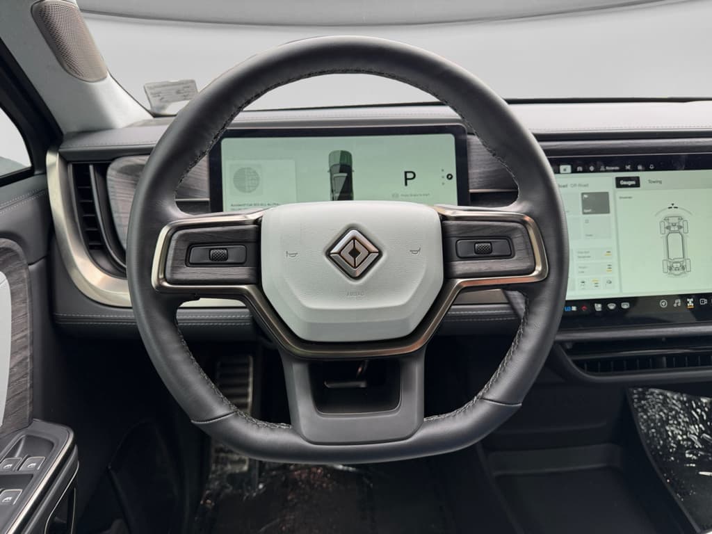 2023 Rivian R1S view 5