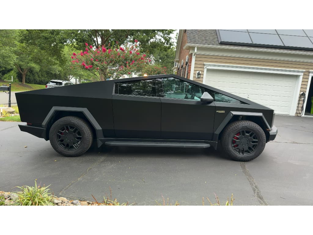 2024 Tesla Cybertruck view 3