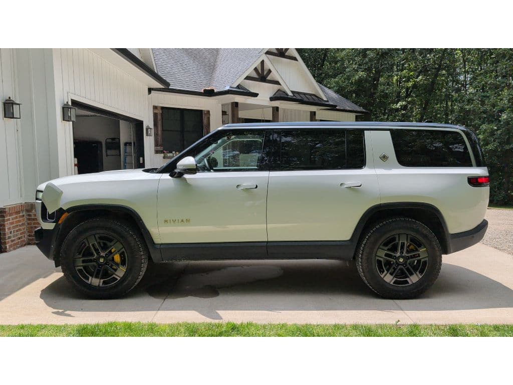 2023 Rivian R1S view 2