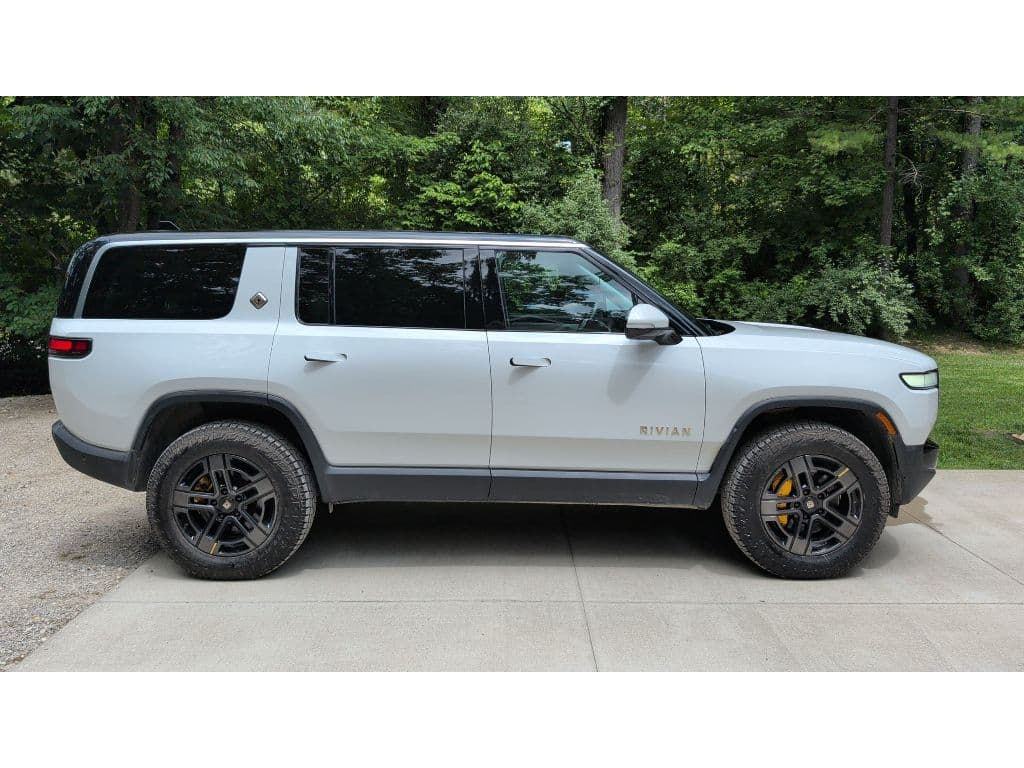 2023 Rivian R1S view 3