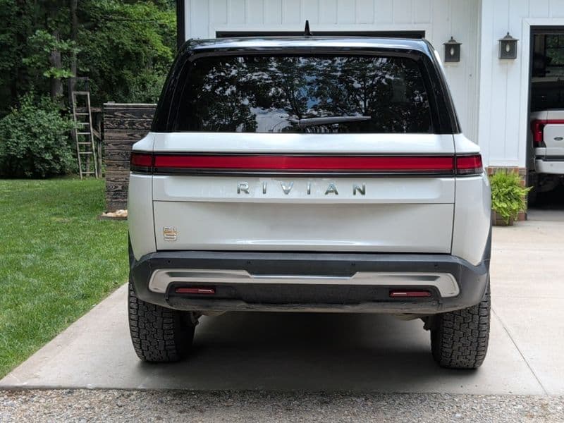 2023 Rivian R1S view 4