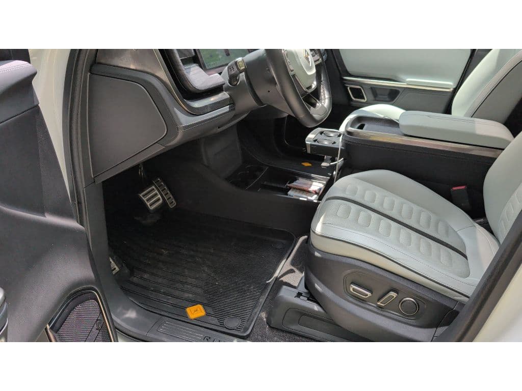 2023 Rivian R1S view 5