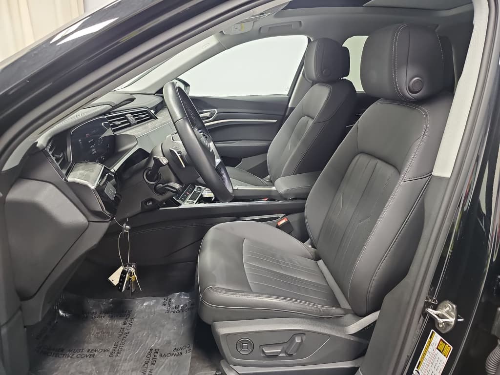 2021 Audi e-tron view 5