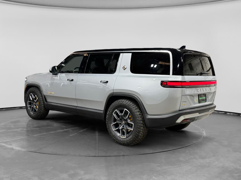 2023 Rivian R1S view 2