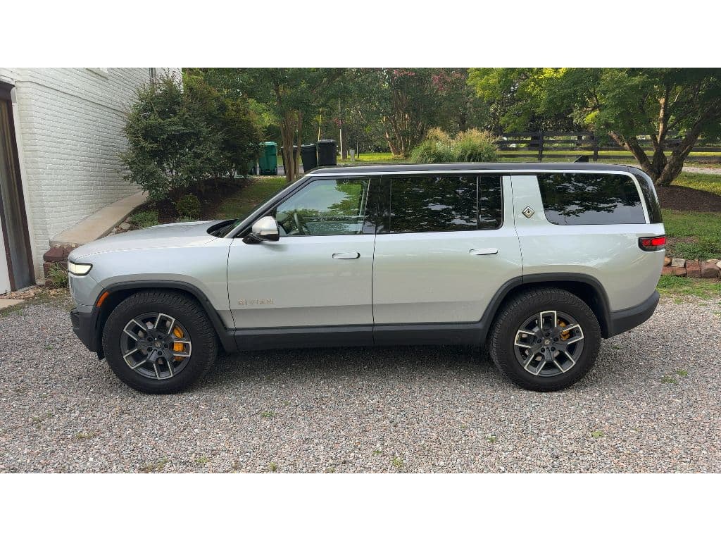 2023 Rivian R1S view 2