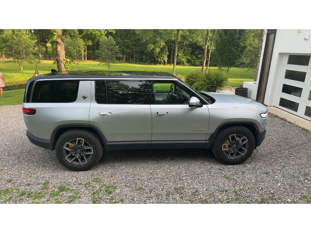 2023 Rivian R1S view 3