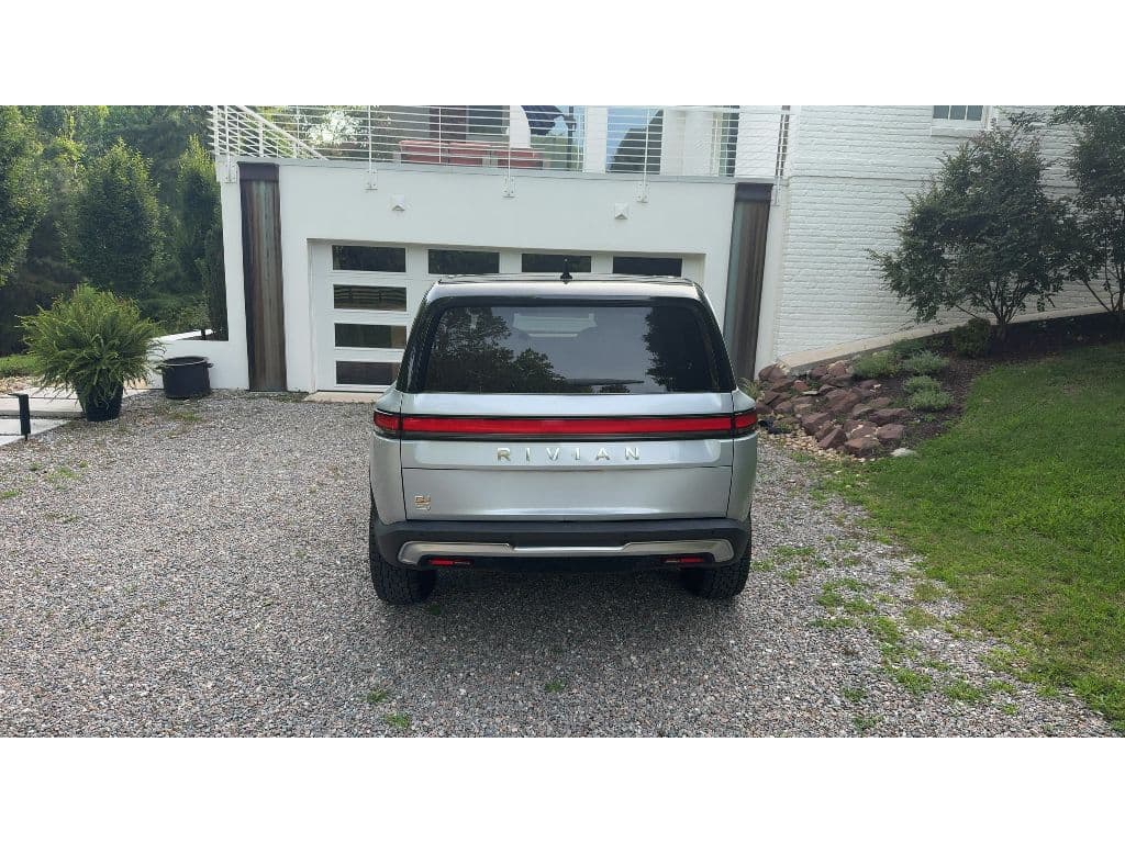 2023 Rivian R1S view 4