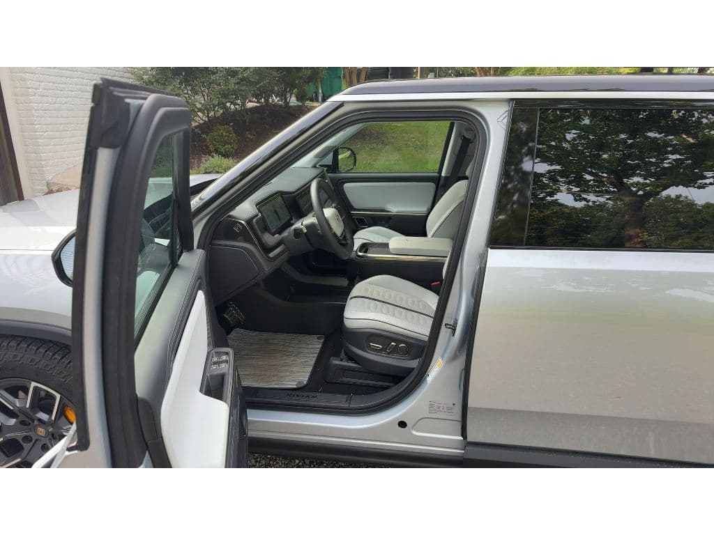 2023 Rivian R1S view 5