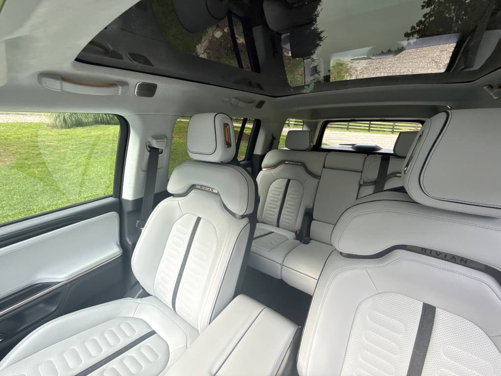 2023 Rivian R1S view 6