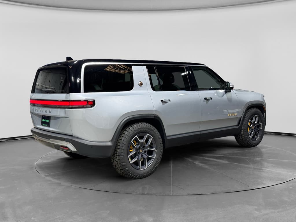 2023 Rivian R1S view 3