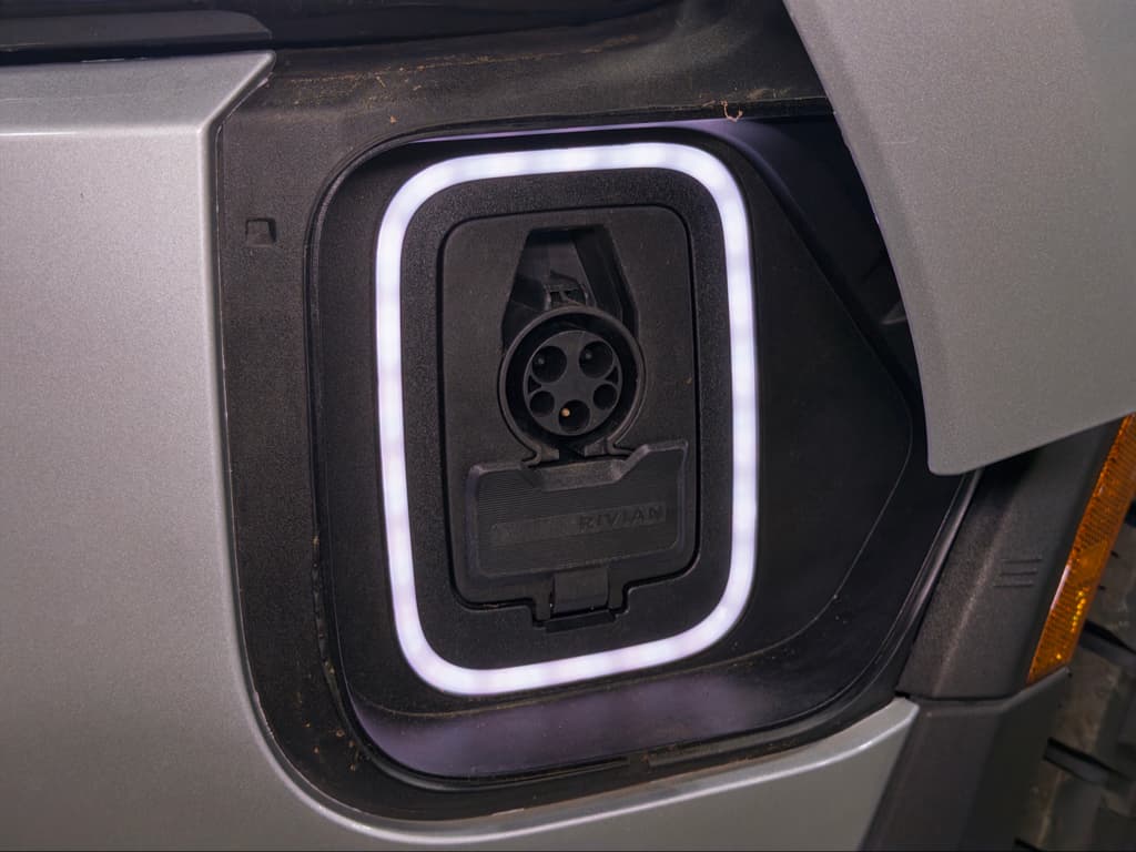 2023 Rivian R1S view 5