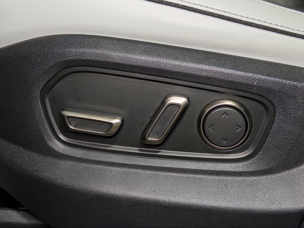 2023 Rivian R1S view 6