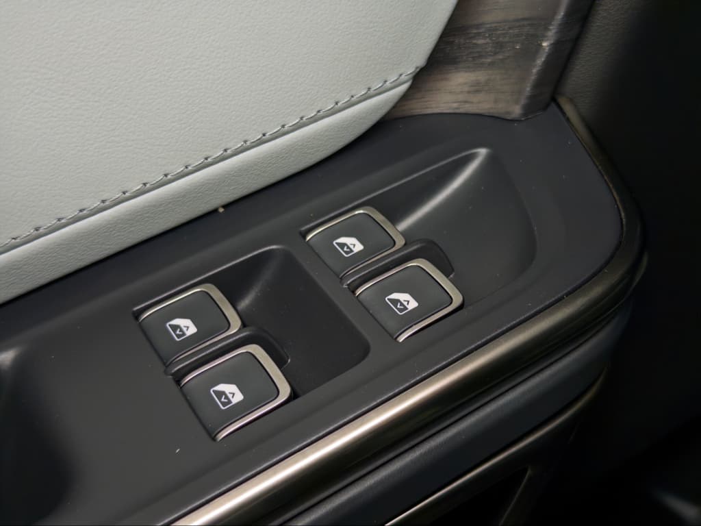 2023 Rivian R1S view 7