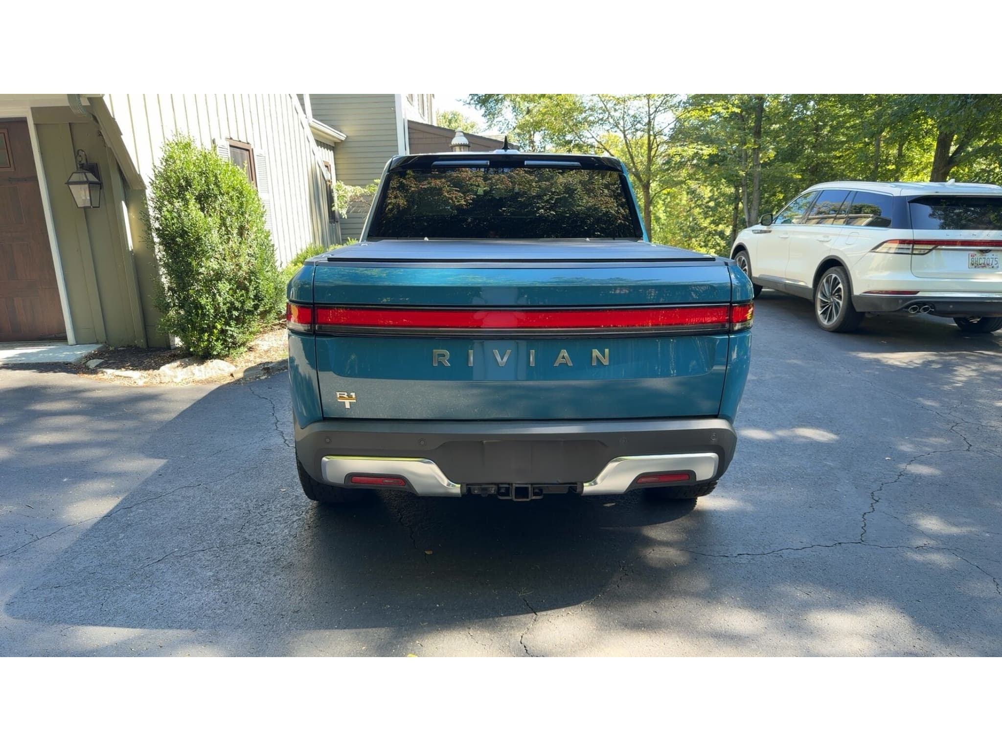 2022 Rivian R1T view 4