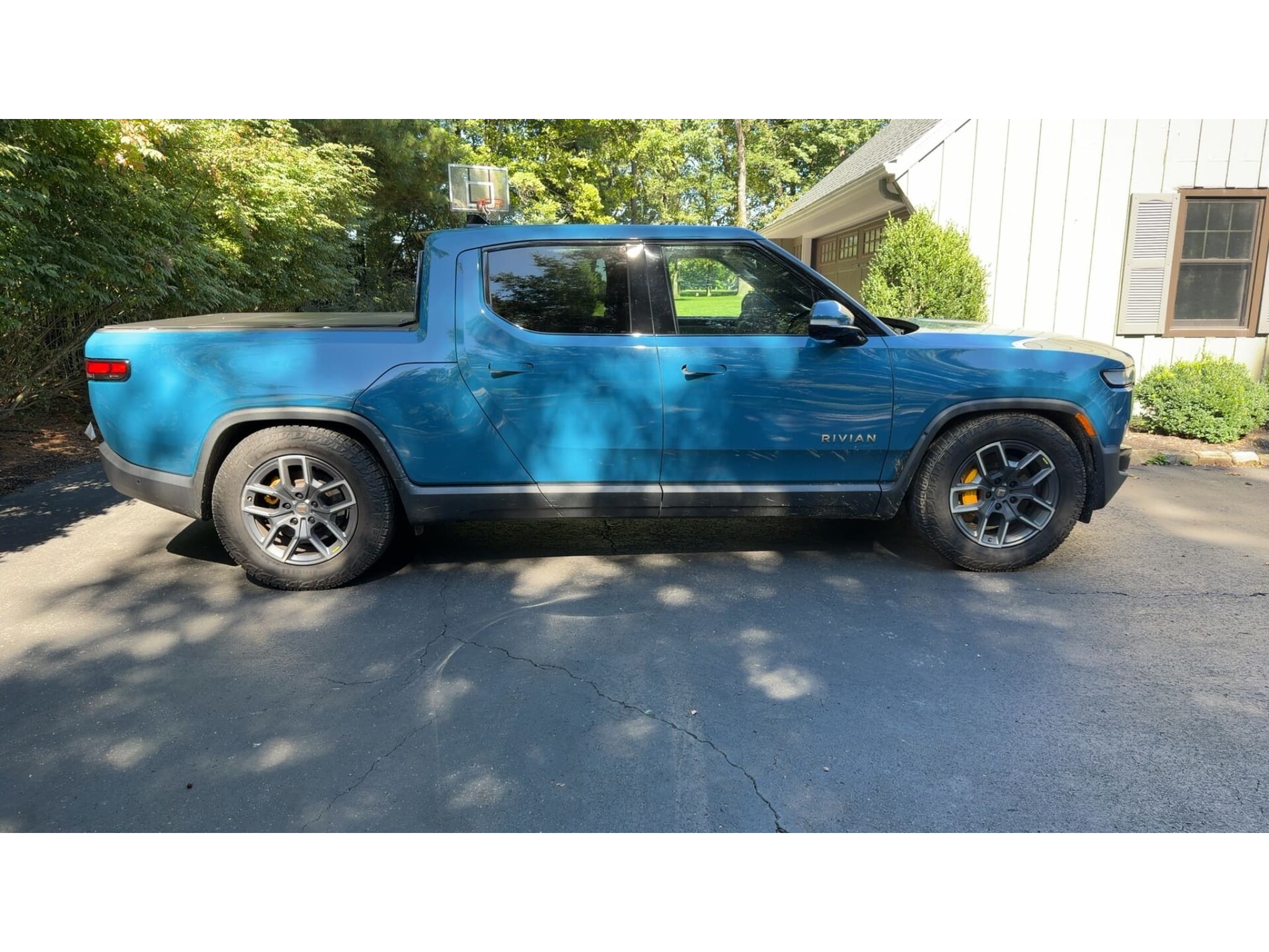 2022 Rivian R1T view 3