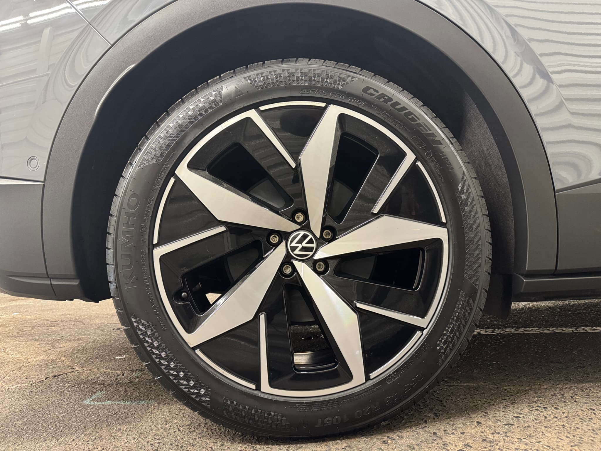 2025 Volkswagen ID.4 view 7
