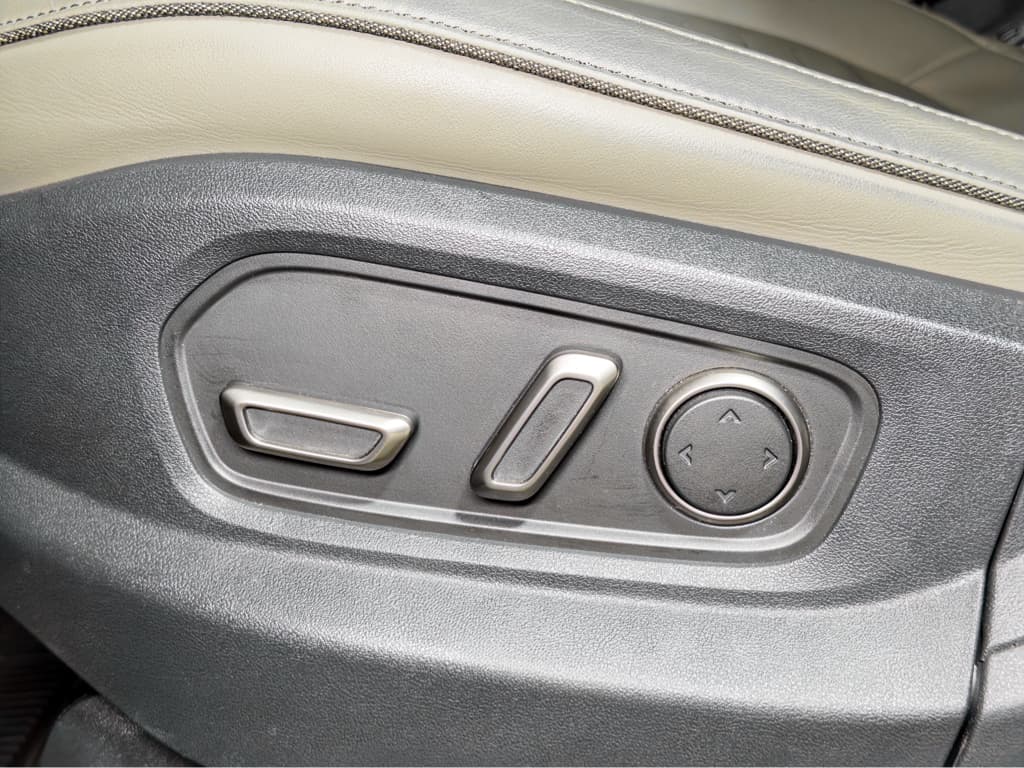 2023 Rivian R1S view 7