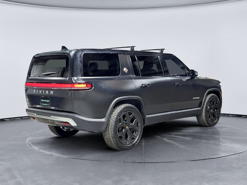 2023 Rivian R1S view 3
