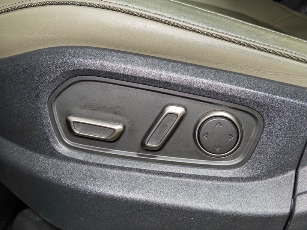 2023 Rivian R1S view 7