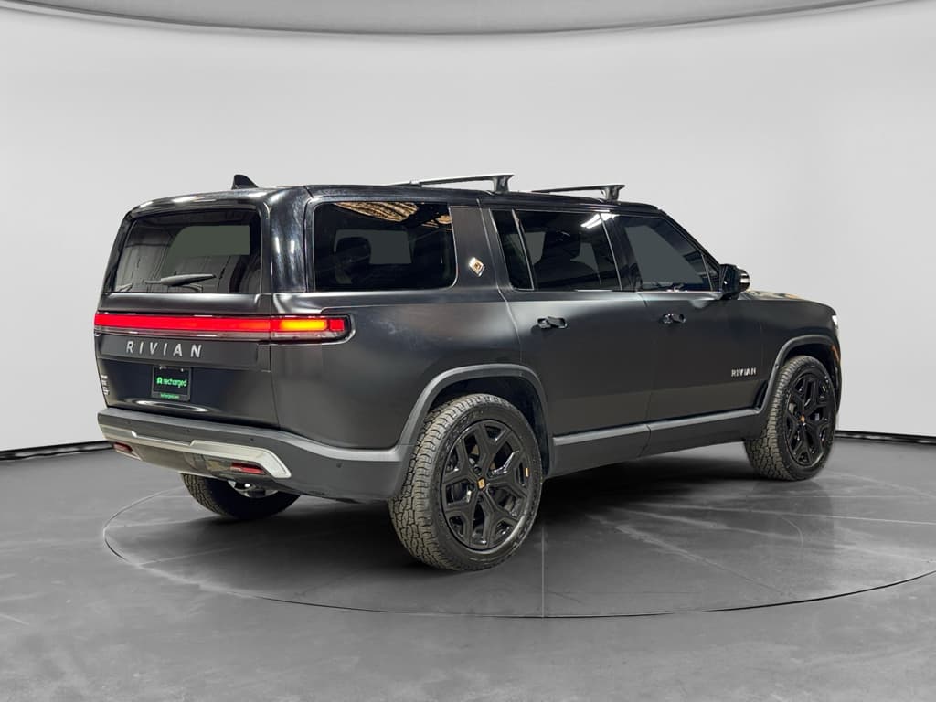 2023 Rivian R1S view 3