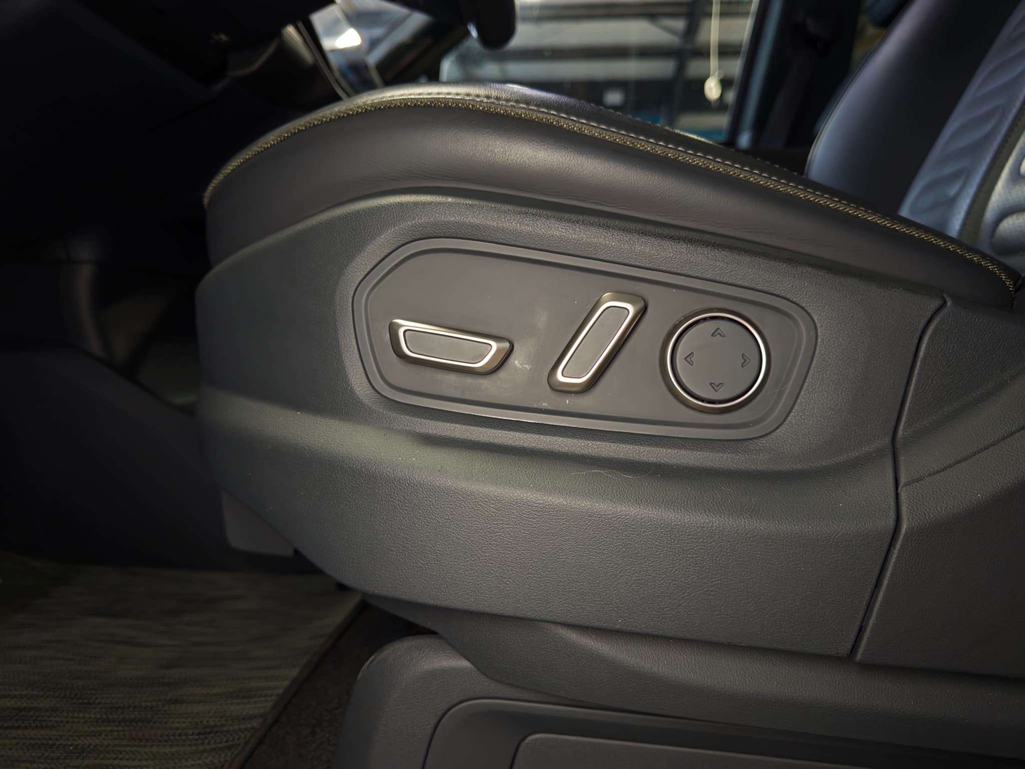 2023 Rivian R1T view 6