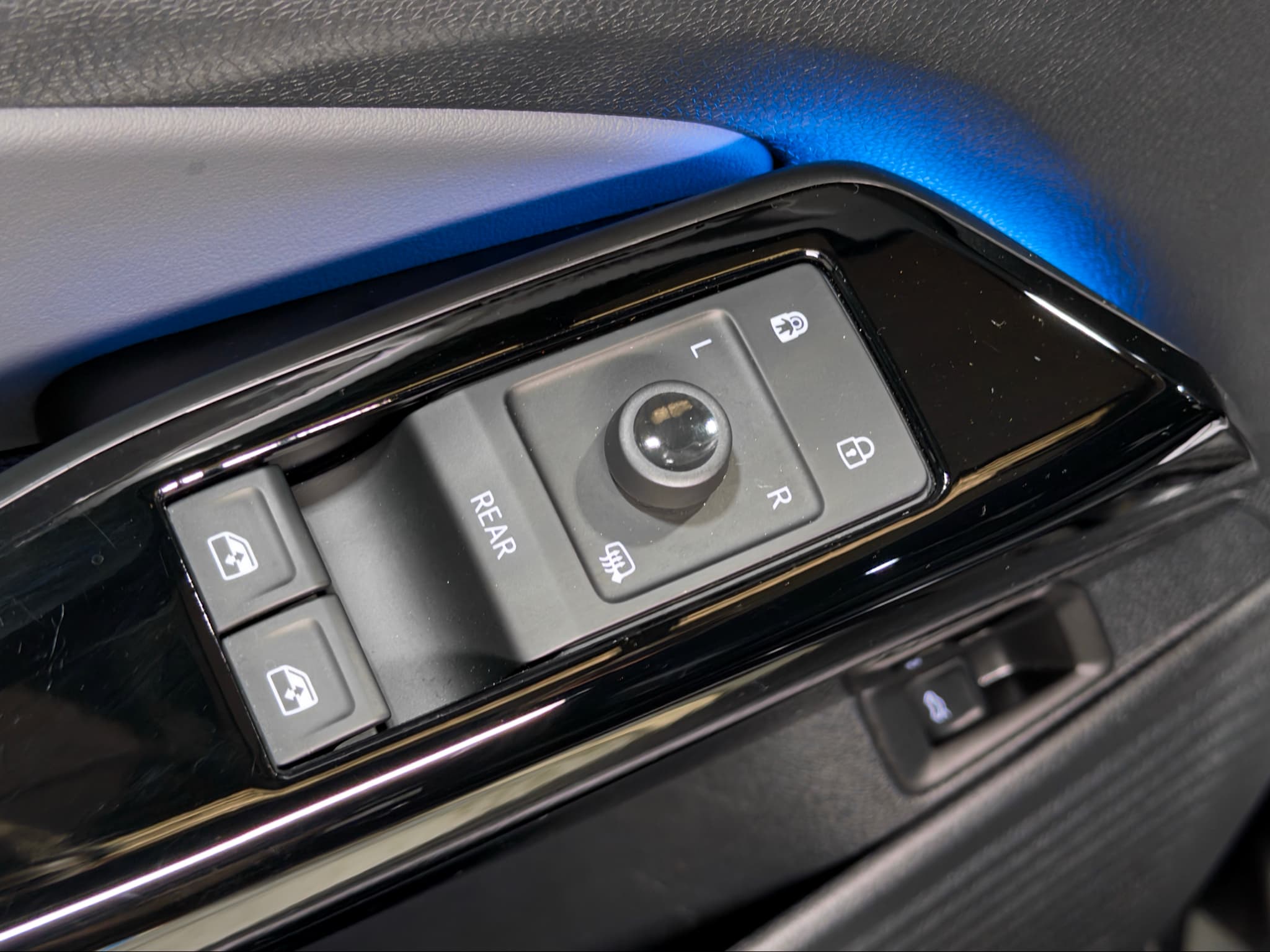 2023 Volkswagen ID.4 view 7