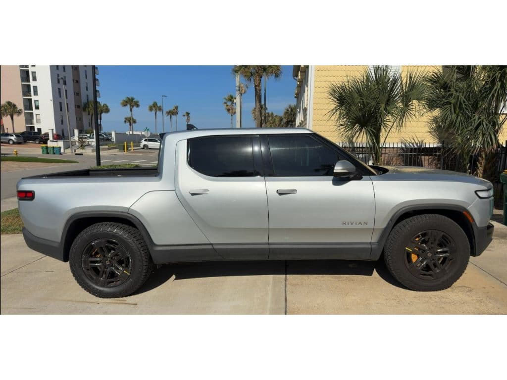 2023 Rivian R1T view 3