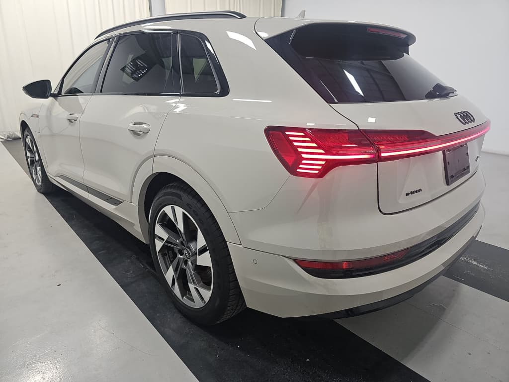 2021 Audi e-tron view 4