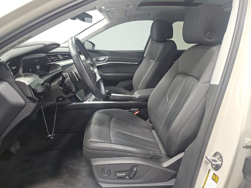 2021 Audi e-tron view 5