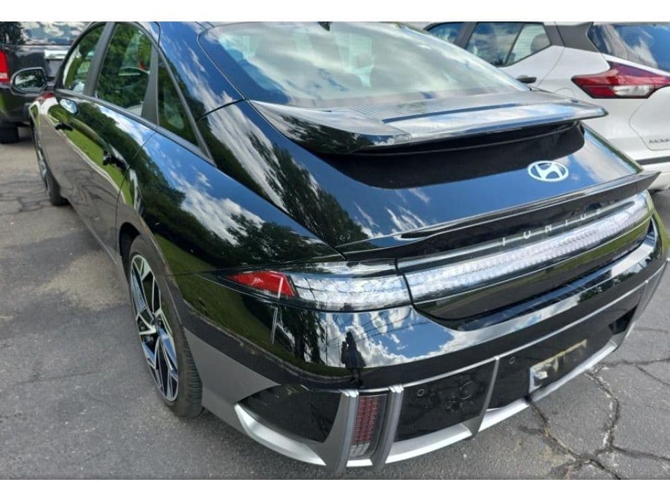 2023 Hyundai IONIQ 6 view 4