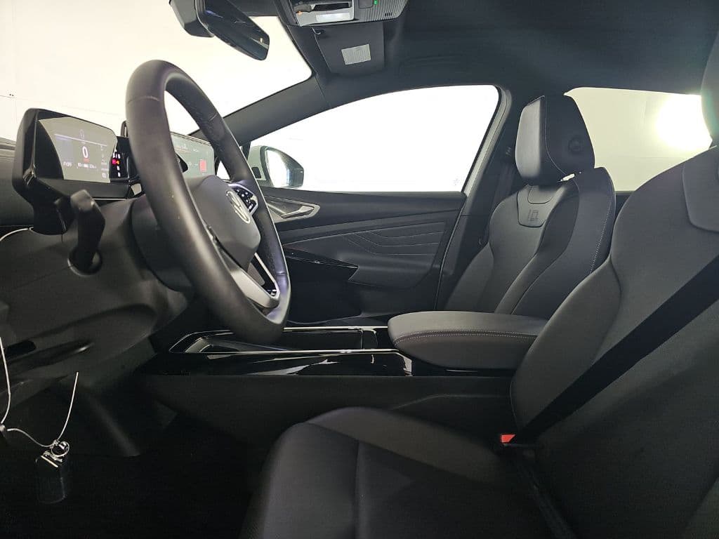 2023 Volkswagen ID.4 view 5