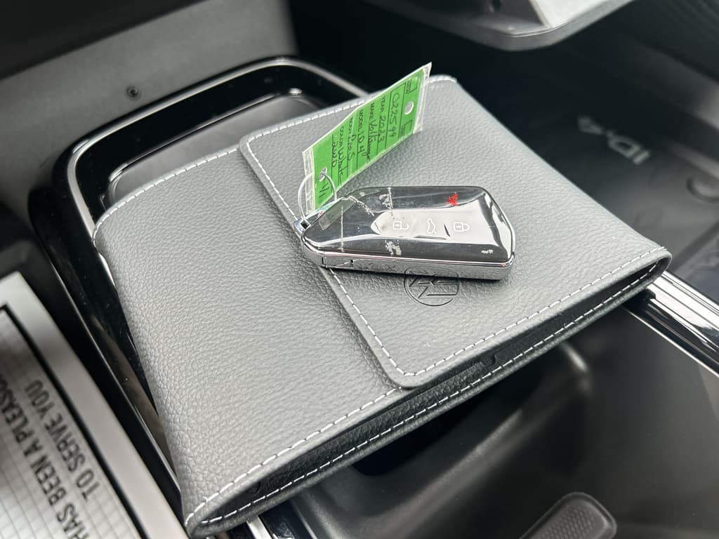 2023 Volkswagen ID.4 view 17