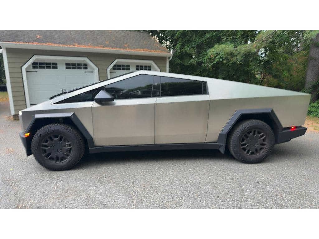 2024 Tesla Cybertruck view 2