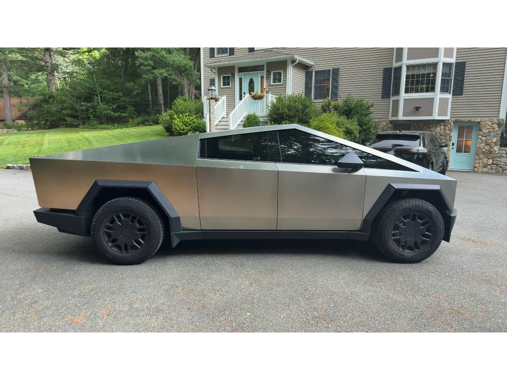 2024 Tesla Cybertruck view 3