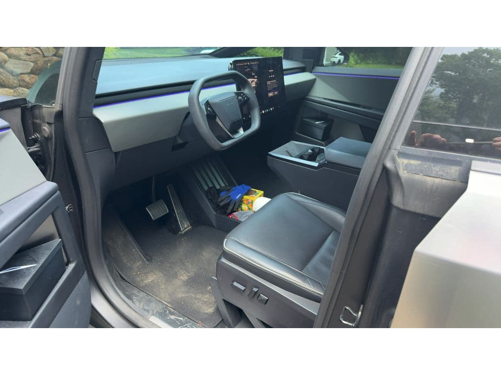 2024 Tesla Cybertruck view 5