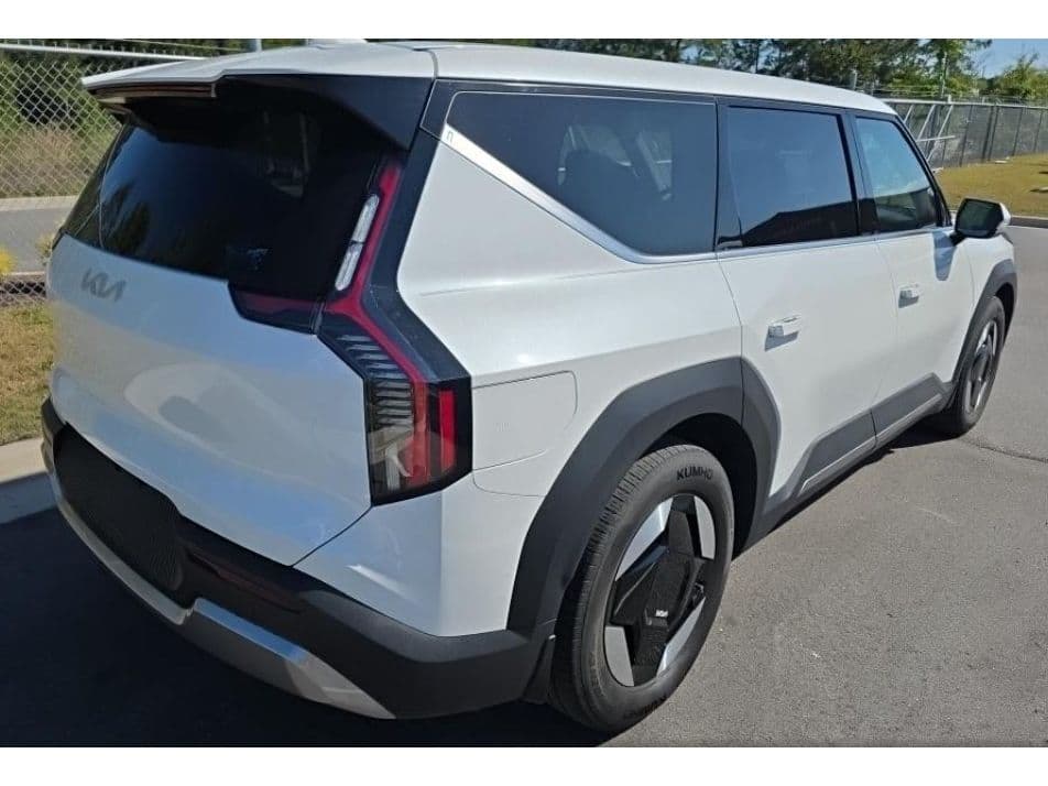 2024 Kia EV9 view 3
