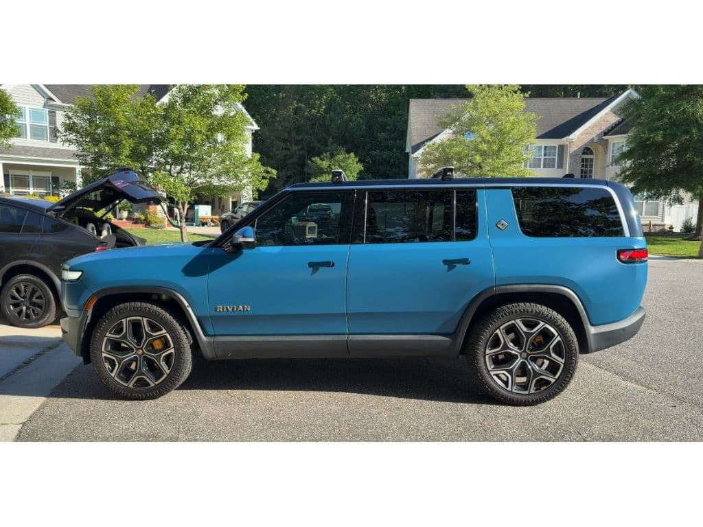 2023 Rivian R1S view 2