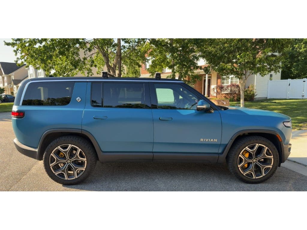 2023 Rivian R1S view 3