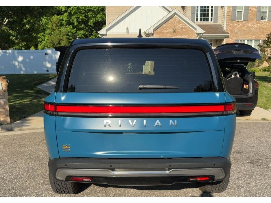 2023 Rivian R1S view 4