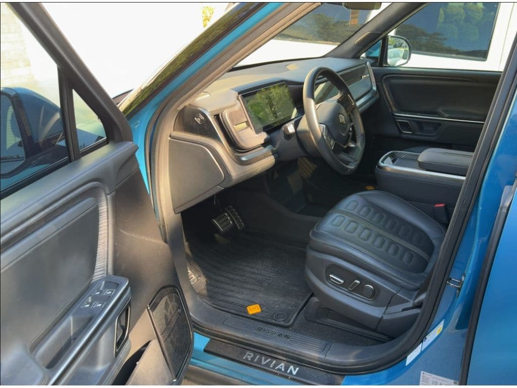 2023 Rivian R1S view 5