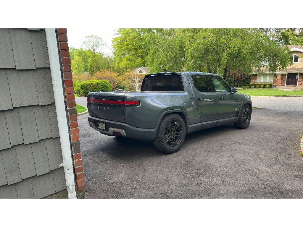 2023 Rivian R1T view 3