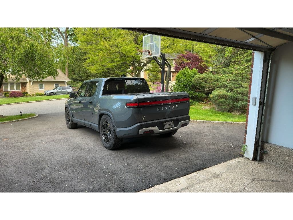 2023 Rivian R1T view 4