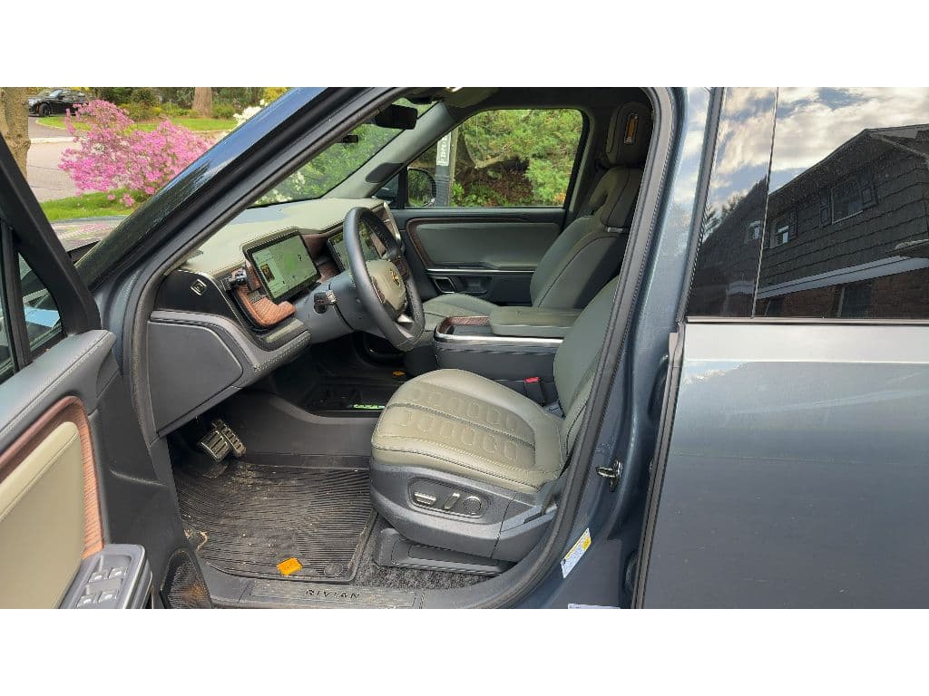 2023 Rivian R1T view 5