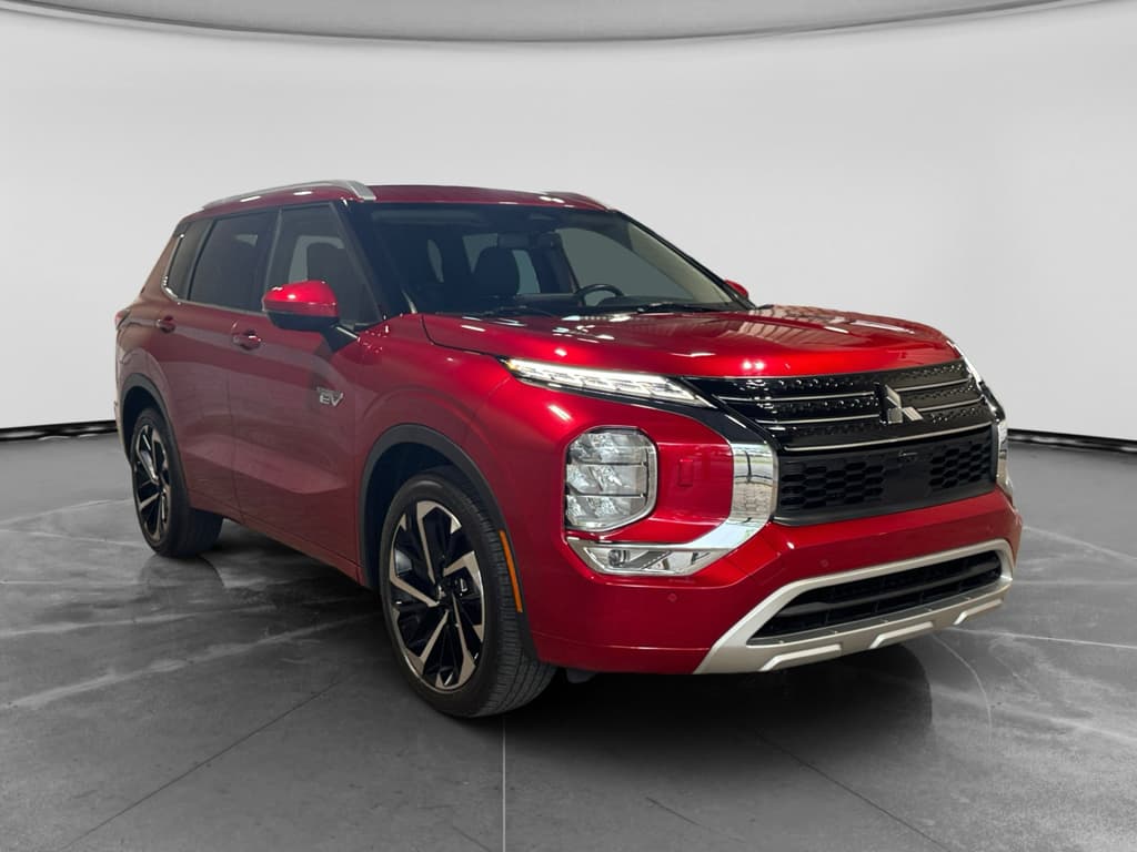 2023 Mitsubishi Outlander PHEV view 4