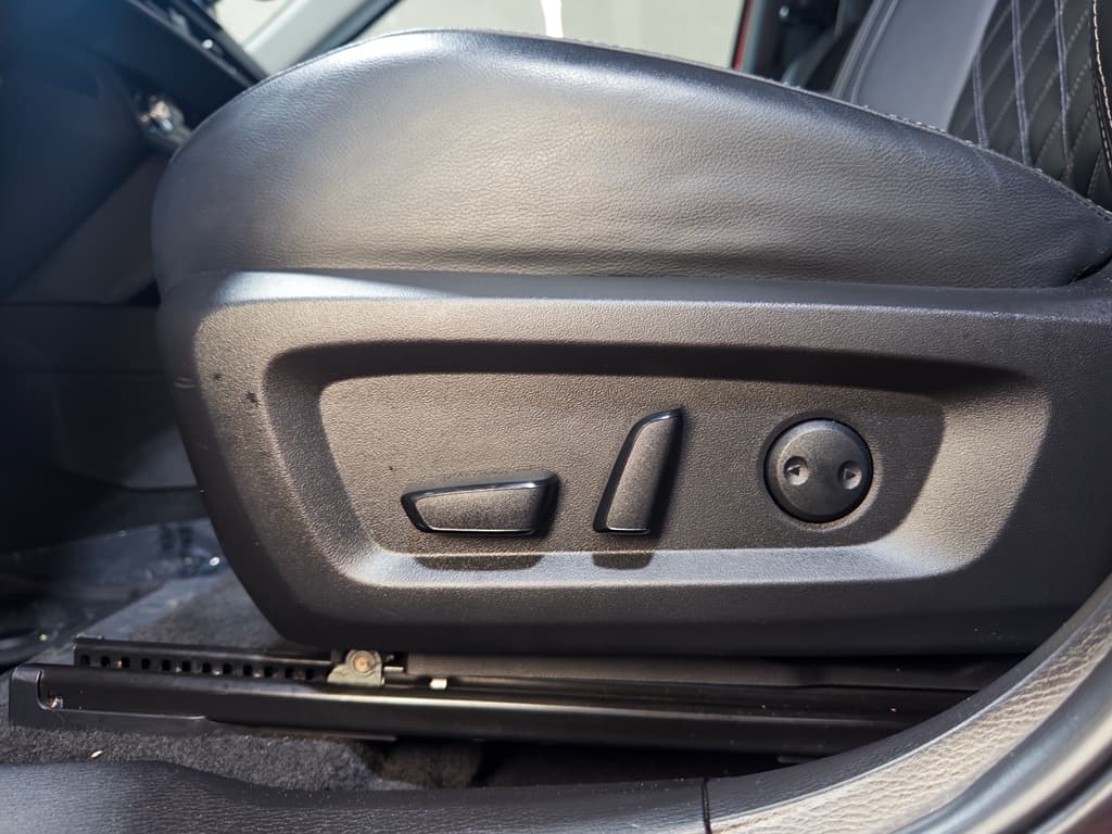 2023 Mitsubishi Outlander PHEV view 6