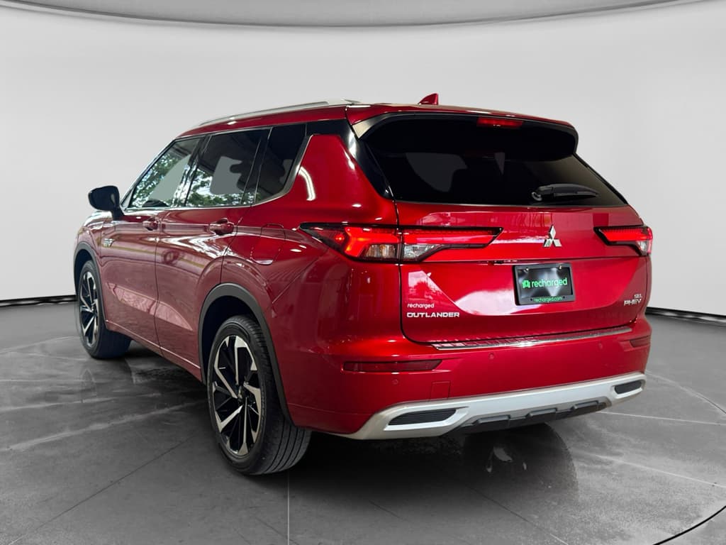 2023 Mitsubishi Outlander PHEV view 2
