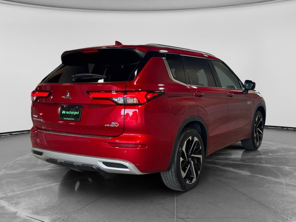 2023 Mitsubishi Outlander PHEV view 3