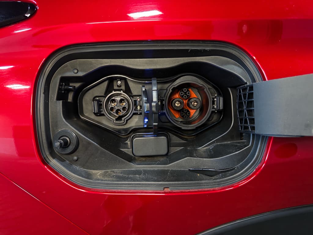 2023 Mitsubishi Outlander PHEV view 5