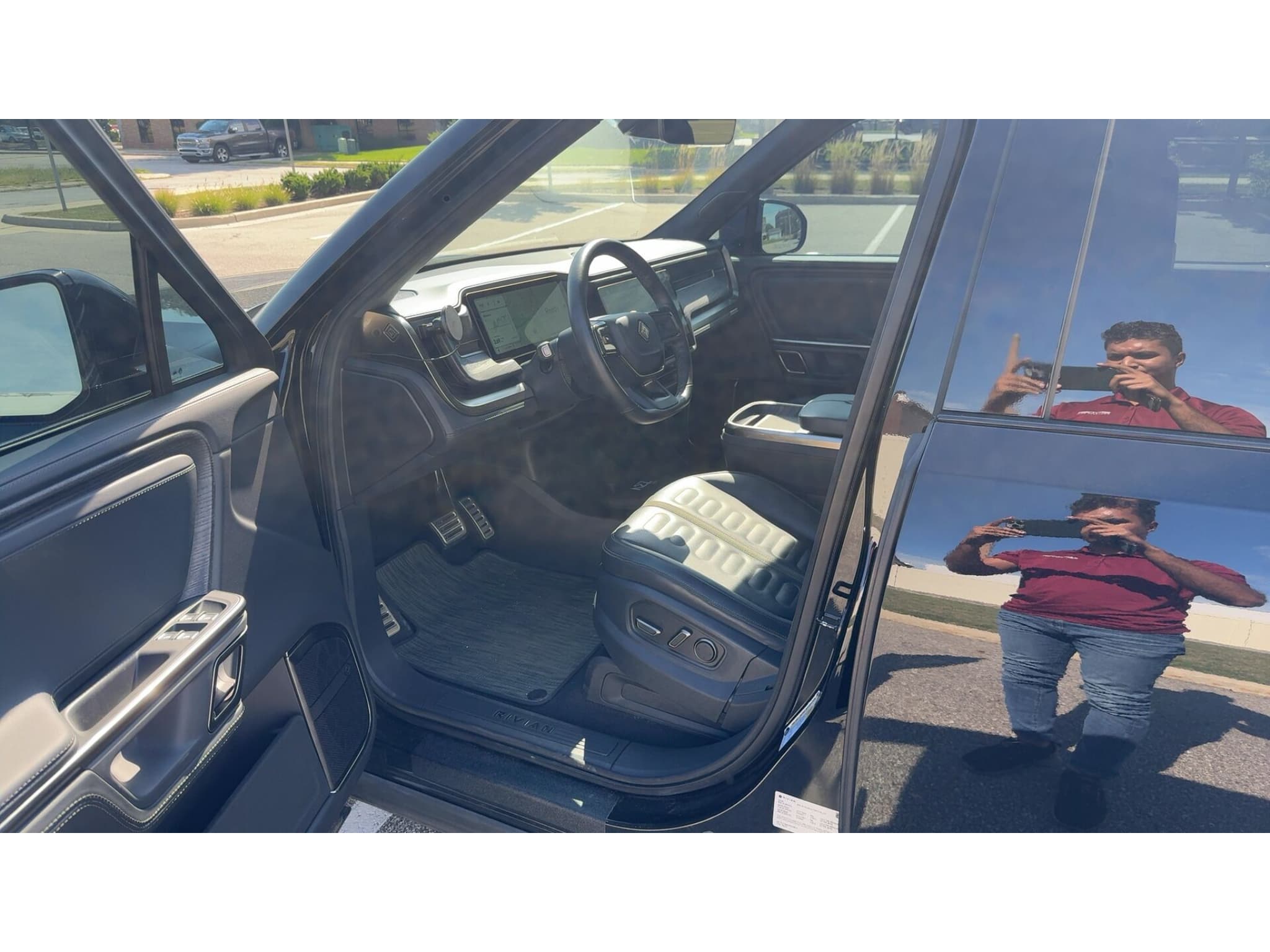 2023 Rivian R1T view 6