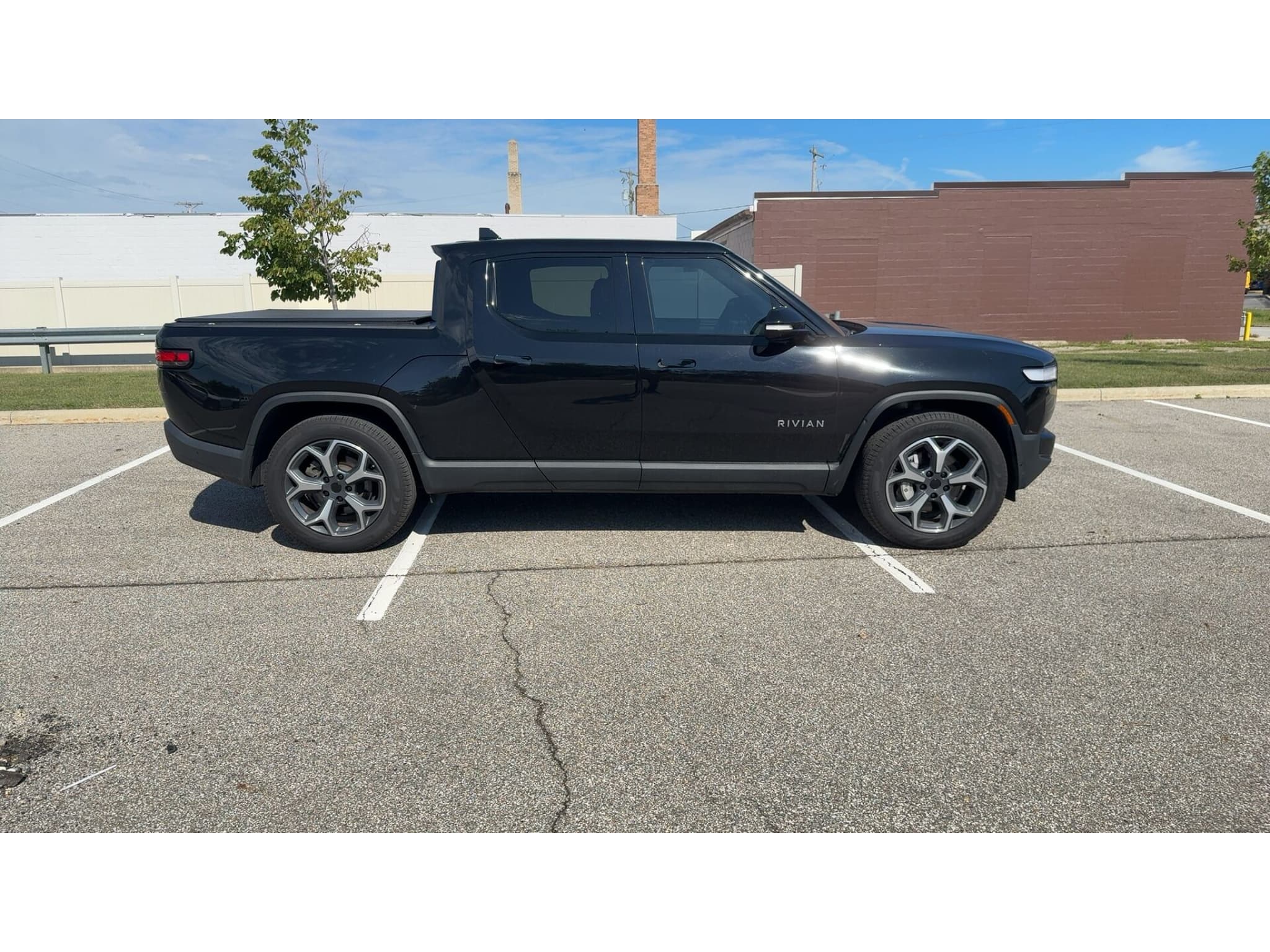 2023 Rivian R1T view 3